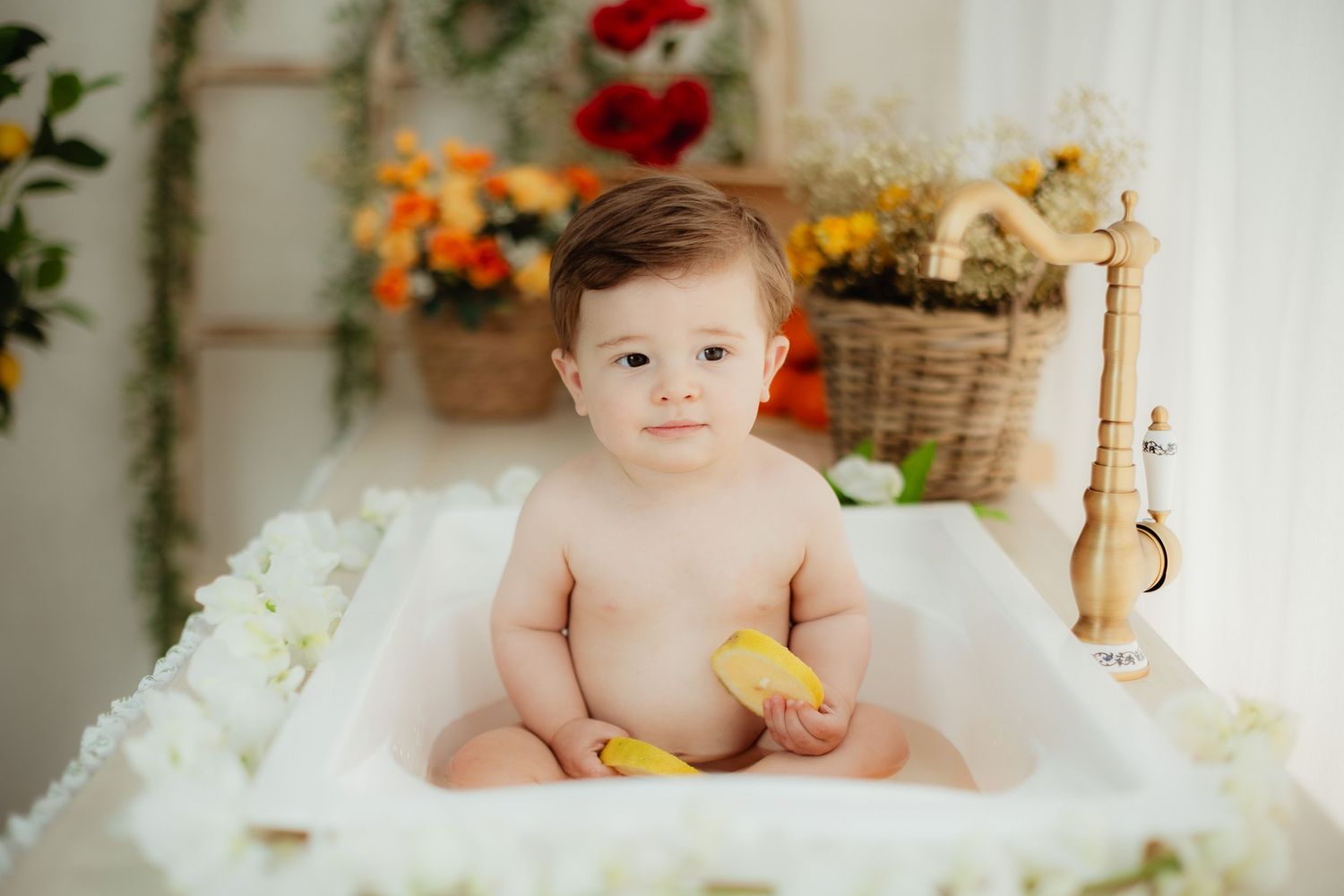 sesion de fotos de bebé en un fregadero de una cocina