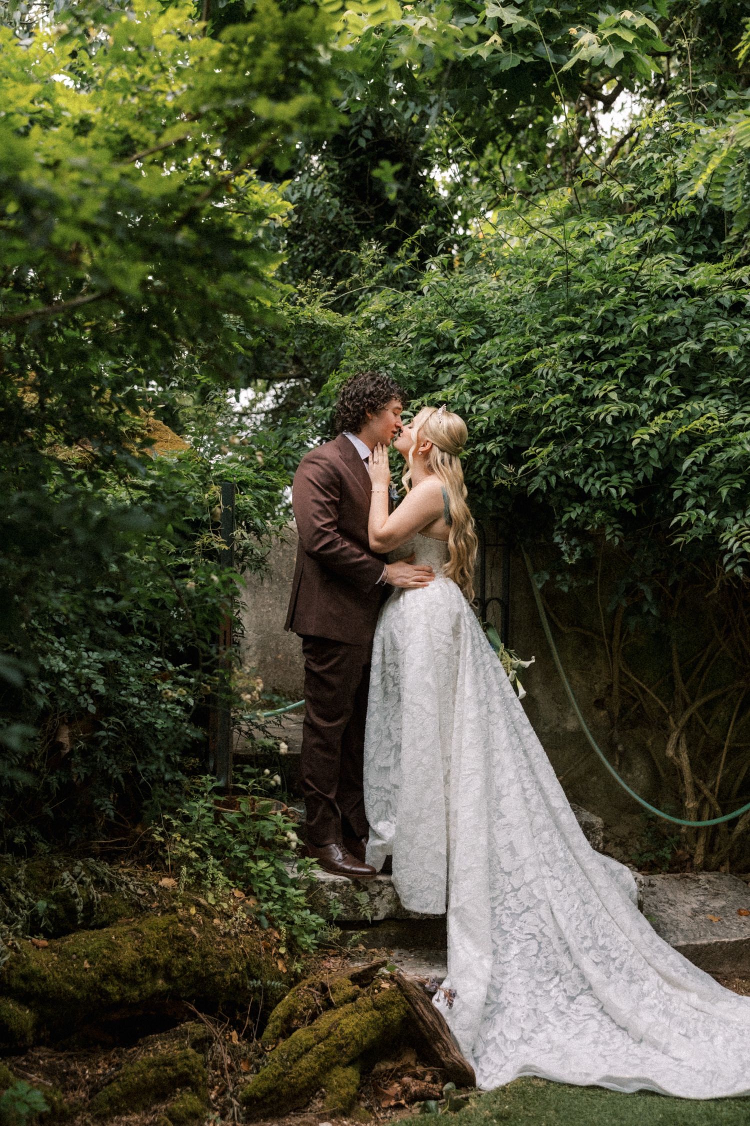 Cinematic wedding portraits in the gardens of Quinta do Torneiro