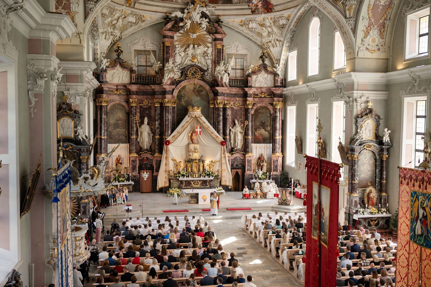 Weitwinkelaufnahme des Kircheninneren mit Altar während der Firmung