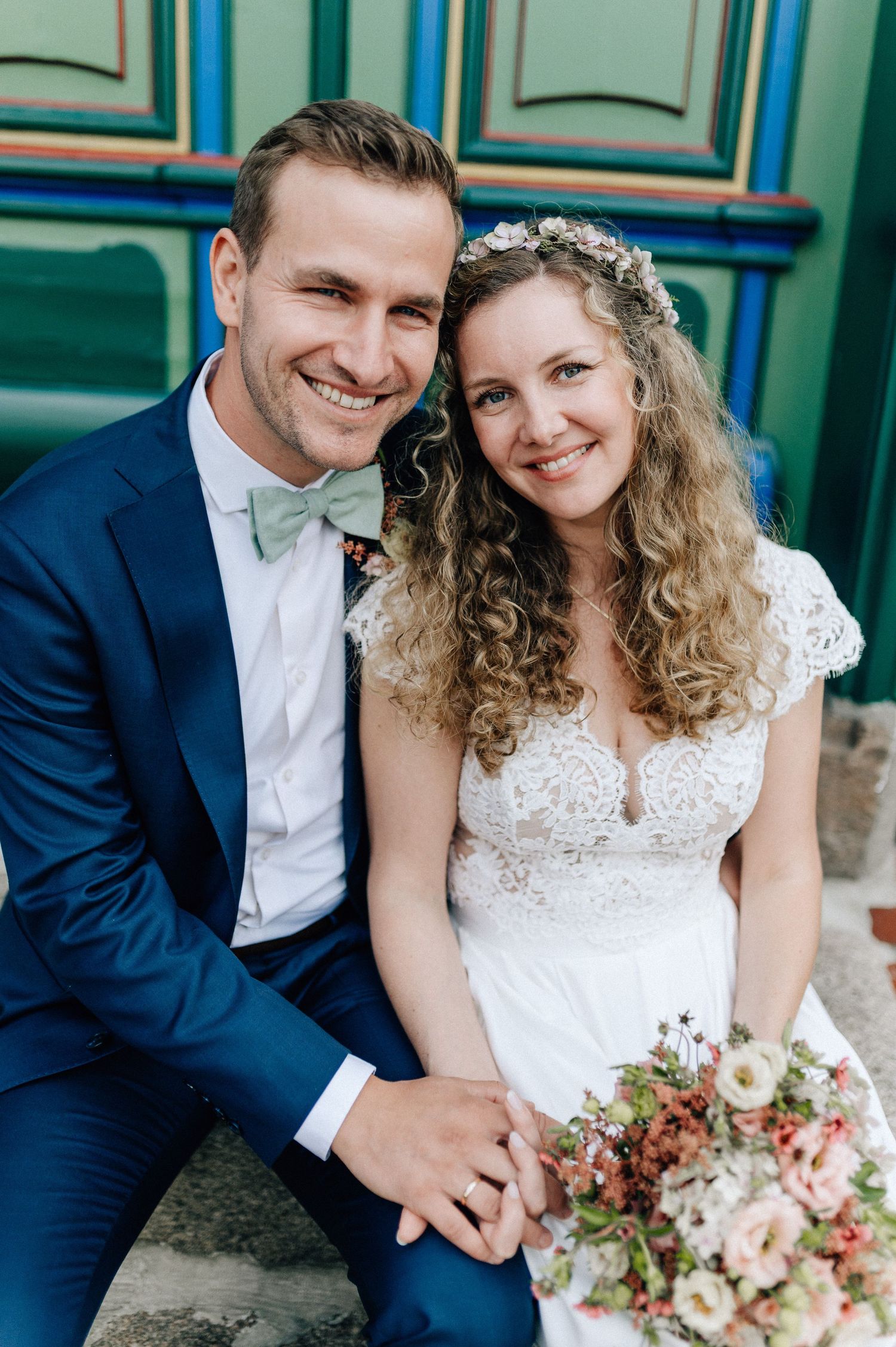 Lachendes Paar beim Brautpaarshooting mit Hochzeitsfotografin Julia Aßmann am Rahthaus in Jork.