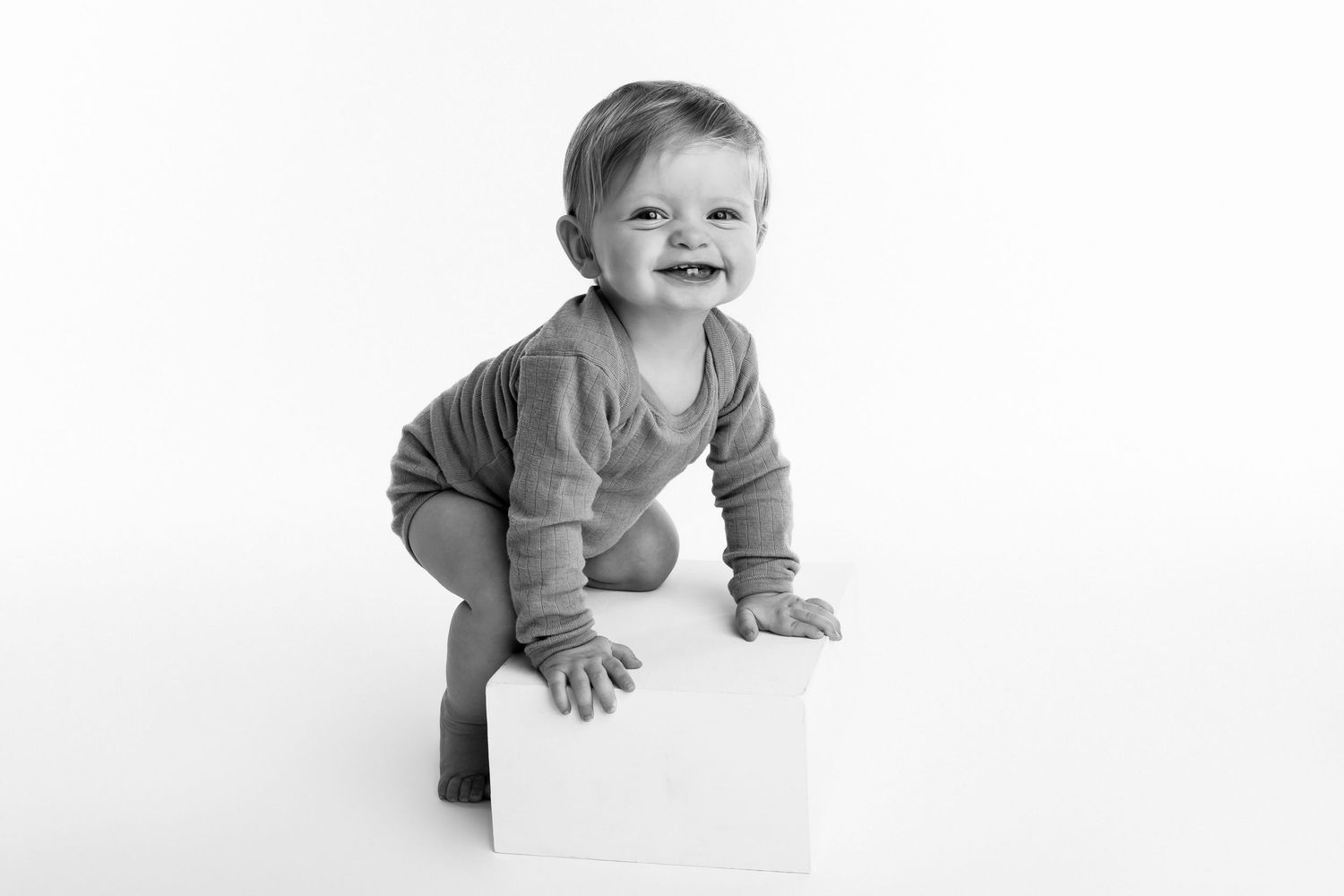 Sød babyfotografering hvor man kan se de fineste tænder studie nær aarhus silkeborg jane søndberg