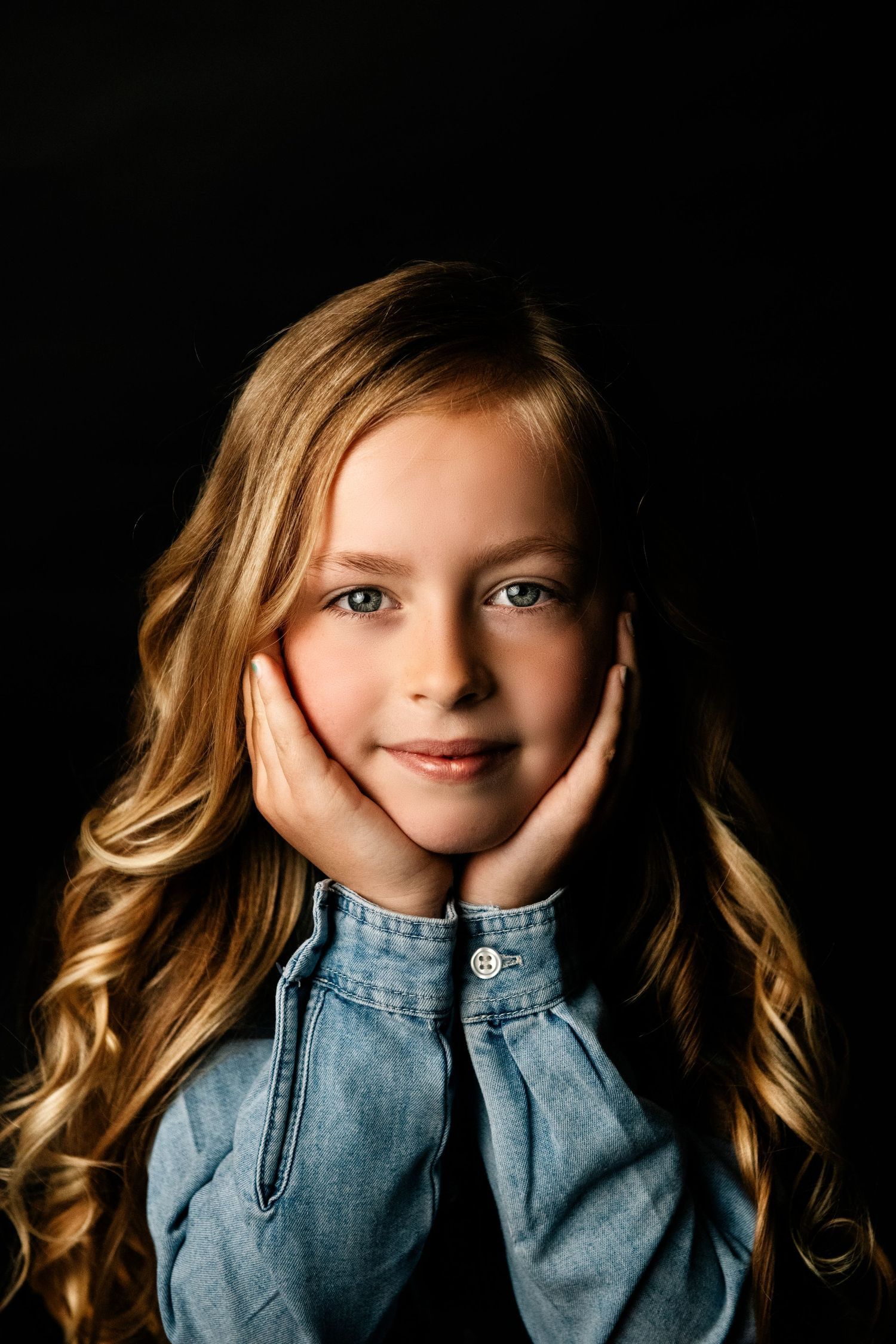 Portretfoto van kind in een studio.