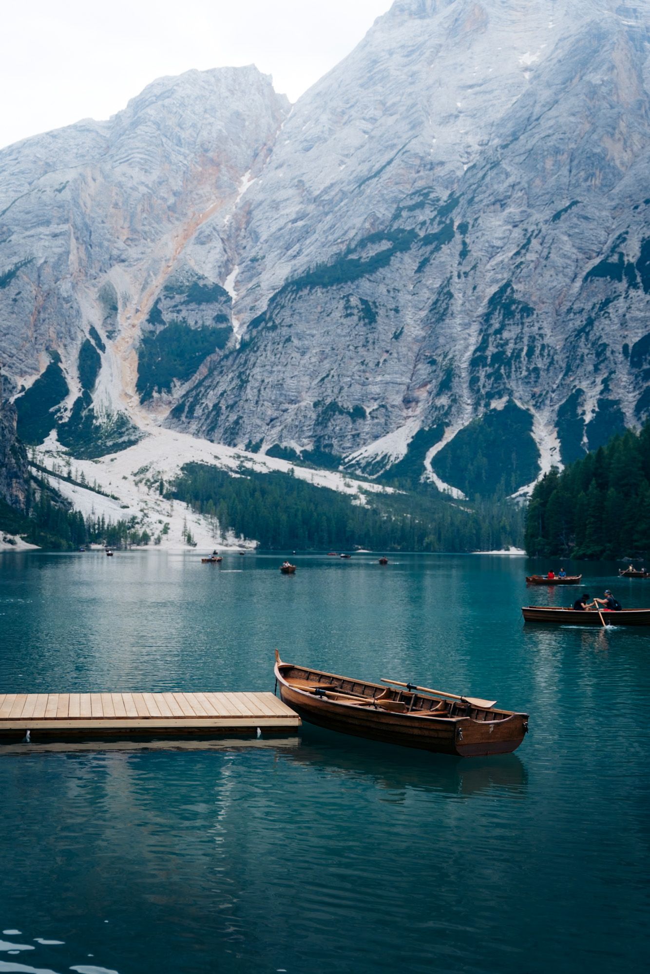 barques en bois du lago di braies dans les dolomites