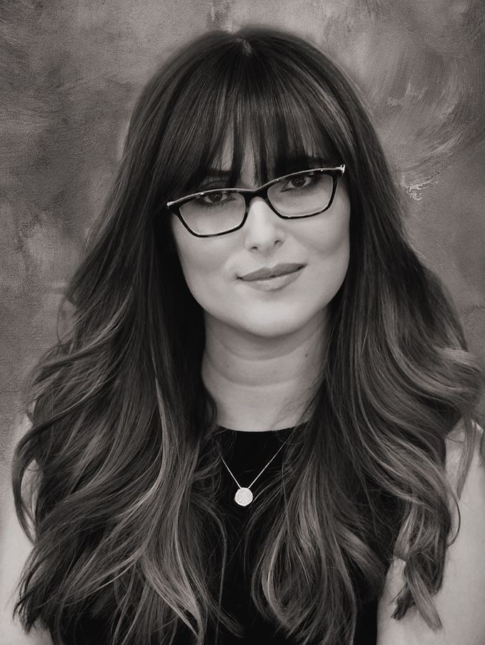 Retrato profissional de moda em estúdio com fundo amarelo vibrante, ilustrando a trajetória artística de Rose Carvalho.