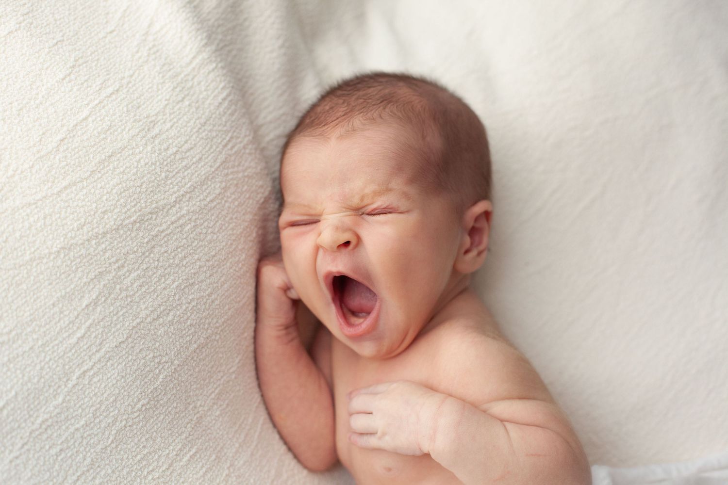 neonata che sbadiglia