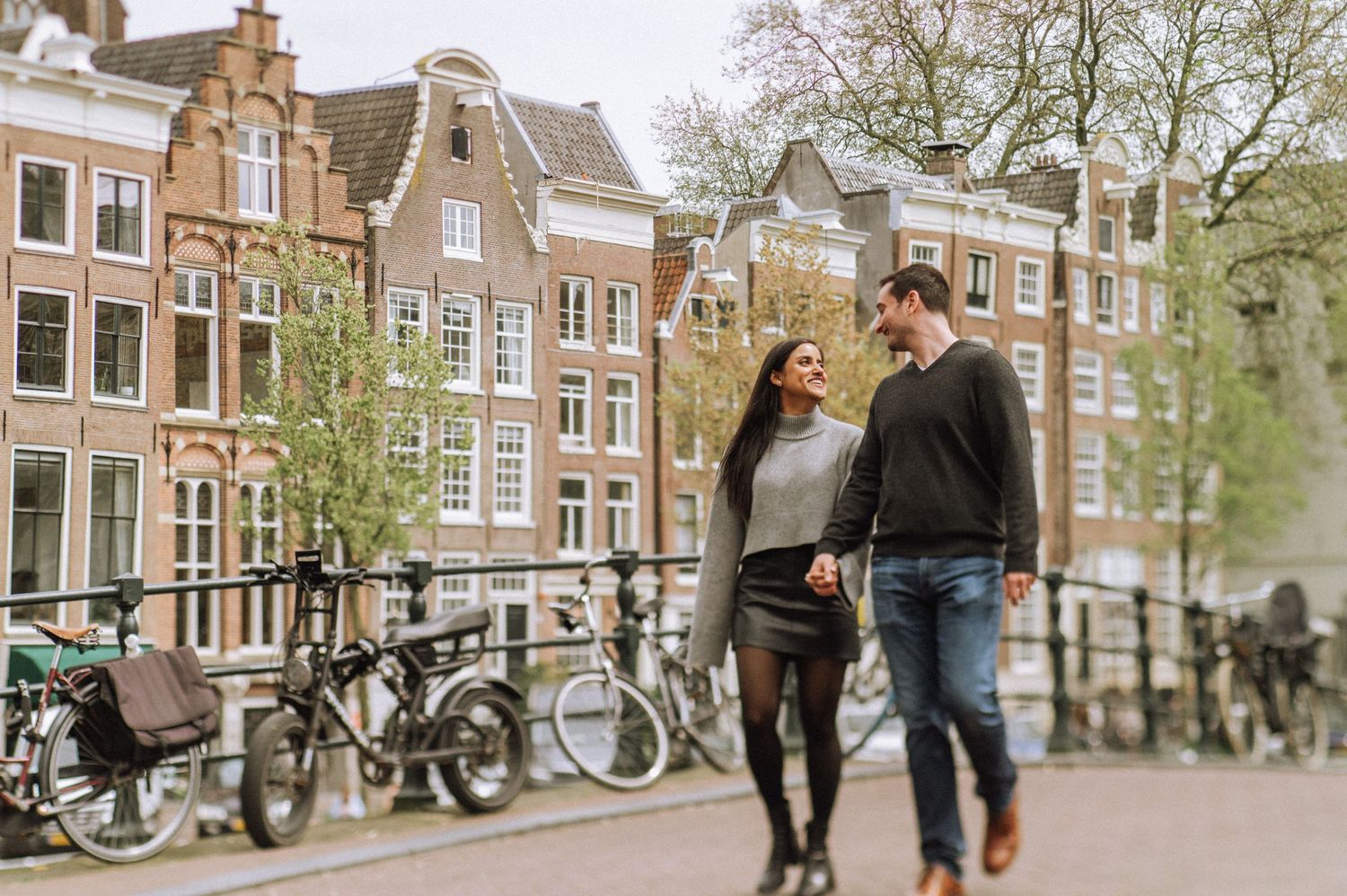 Romantic photo of a couple holding hands in Amsterdam
