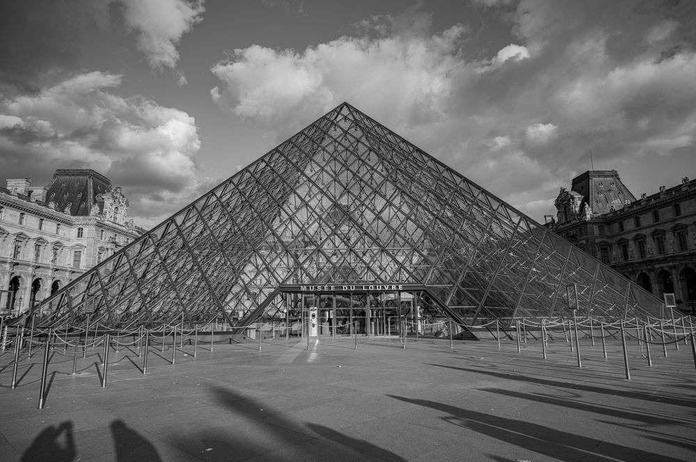 Pyramid entrance of the Louvre Museum, Paris, France with dramatic black & white clouds
Sandra DAENGELI, impacts.photo, @sdaengeli