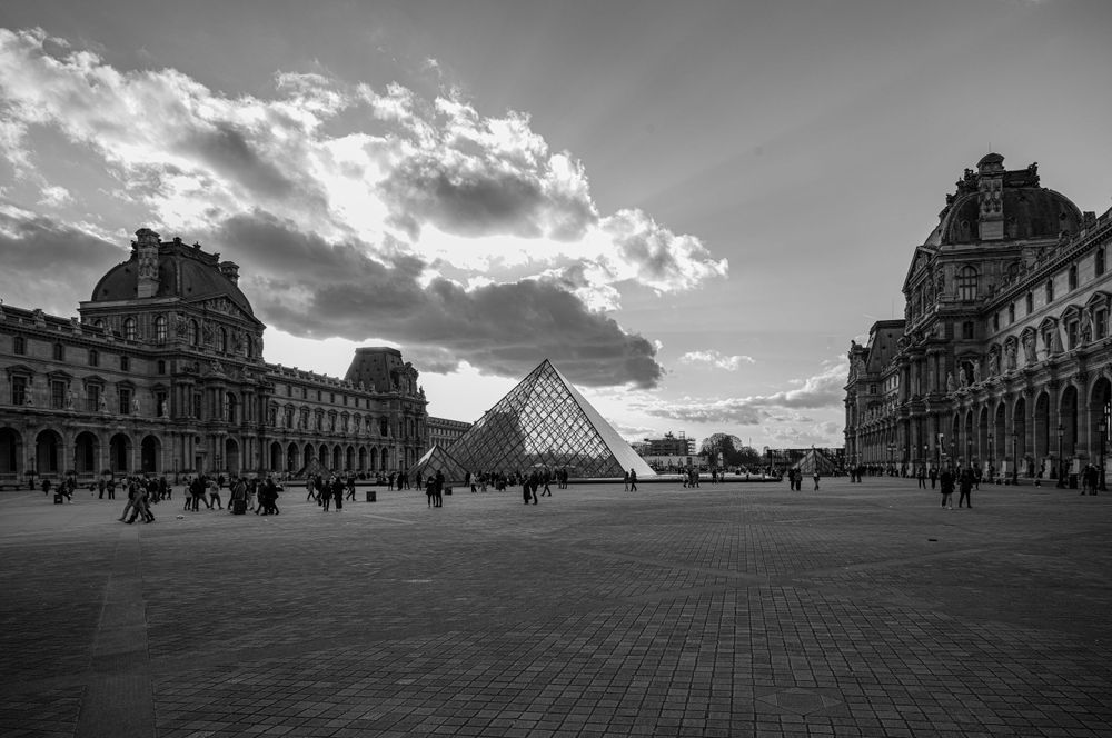 Pyramid entrance of the Louvre Museum, Paris, France with dramatic black & white clouds
Sandra DAENGELI, impacts.photo, @sdaengeli
