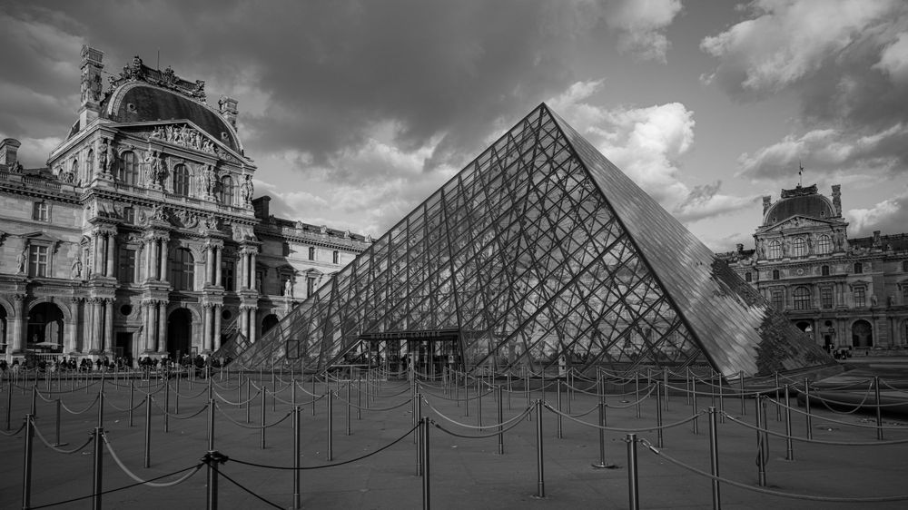 Pyramid entrance of the Louvre Museum, Paris, France with dramatic black & white clouds
Sandra DAENGELI, impacts.photo, @sdaengeli