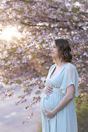 Gravidfotografering i västerås, memoriesbym, ljusa färger körsbärsblommor i motljus utomhus