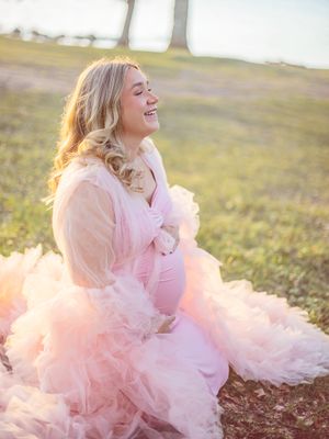 Gravid mamma i solnedgång, gravidklänning, gravidfotogafering i västerås, låneklänning, memoriesbym.se, gravidfotograf i Västerås
