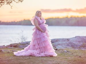 Gravid mamma i solnedgång, gravidklänning, gravidfotogafering i västerås, låneklänning, memoriesbym.se, gravidfotograf i Västerås