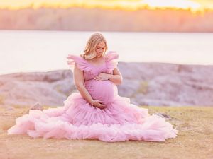 Gravid mamma i solnedgång, gravidklänning, gravidfotogafering i västerås, låneklänning, memoriesbym.se, gravidfotograf västerås