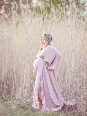 Gravid mamma i solnedgång, gravidklänning, gravidfotogafering i västerås, låneklänning, memoriesbym.se, gravidfotograf i Västerås