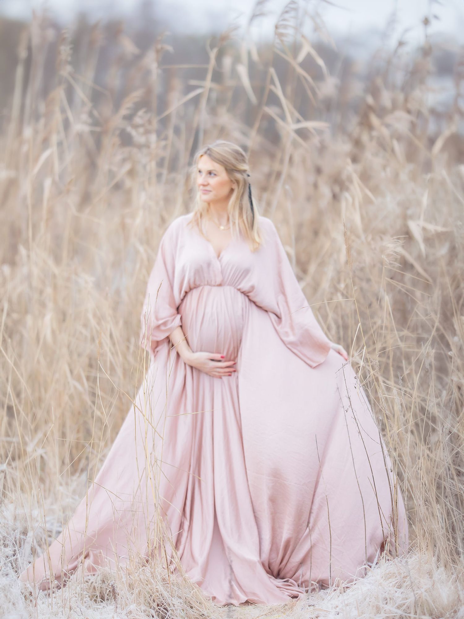 Gravidfotografering i västerås, memoriesbym, ljusa färger vinterfotografering utomhus