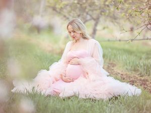 Gravid mamma bland blomstrande äppelträd, gravidklänning, gravidfotogafering i västerås, låneklänning, memoriesbym.se, gravidfotograf