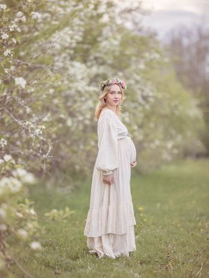 Gravid mamma bland blomstrande äppelträd, gravidklänning, gravidfotogafering i västerås, låneklänning, memoriesbym.se, gravidfotograf