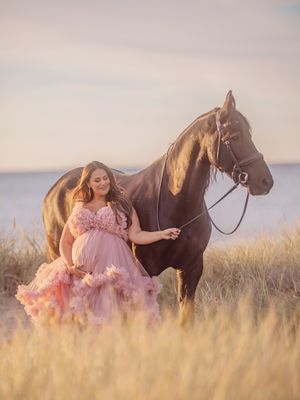 Gravid mamma med häst på sandstrand, gravidfotografering i Västerås, MemoriesbyM