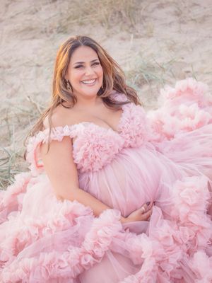 Gravid mamma sitter på sandstrand, gravidfotografering i västerås, pastell, MemoriesbyM.se