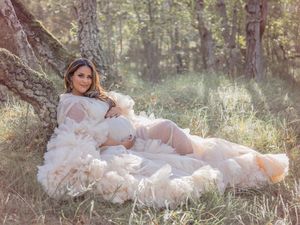 Gravid mamma sitter i motljus i skogen, gravidfotografering i västerås, MemoriesbyM.se