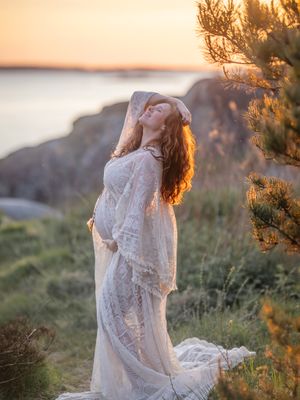 Gravidfotografering i västerås, memoriesbym, ljusa färger i motljus utomhus