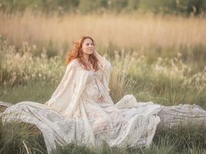 Gravidfotografering i västerås, memoriesbym, ljusa färger  utomhus