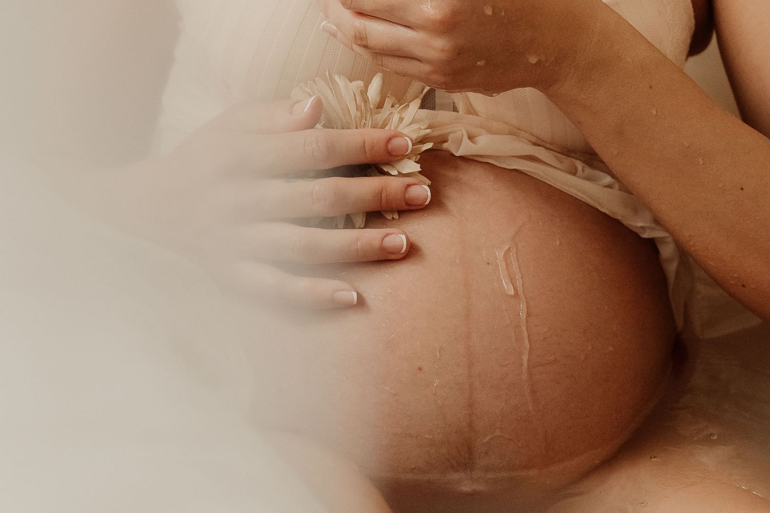 Servizio fotografico maternità a Cogliate  
 Ritratti delicati e intimi per future mamme. Sessioni in studio, a domicilio o al tramonto