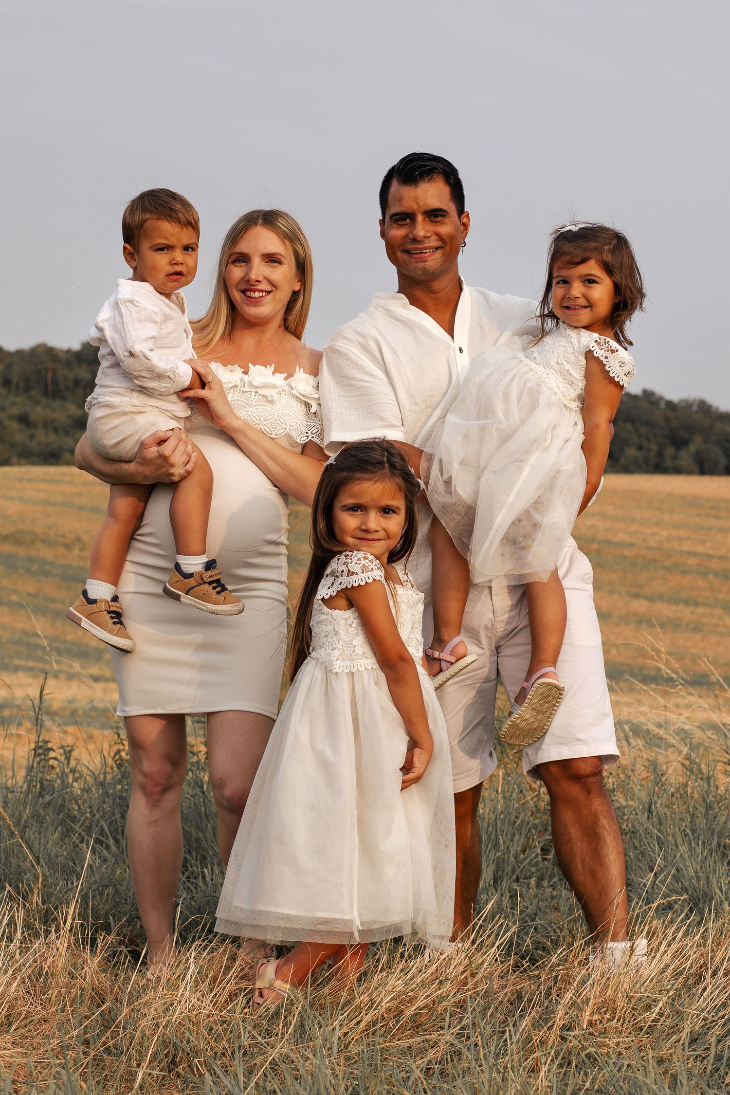 séance famille tous en blanc dans la campagne