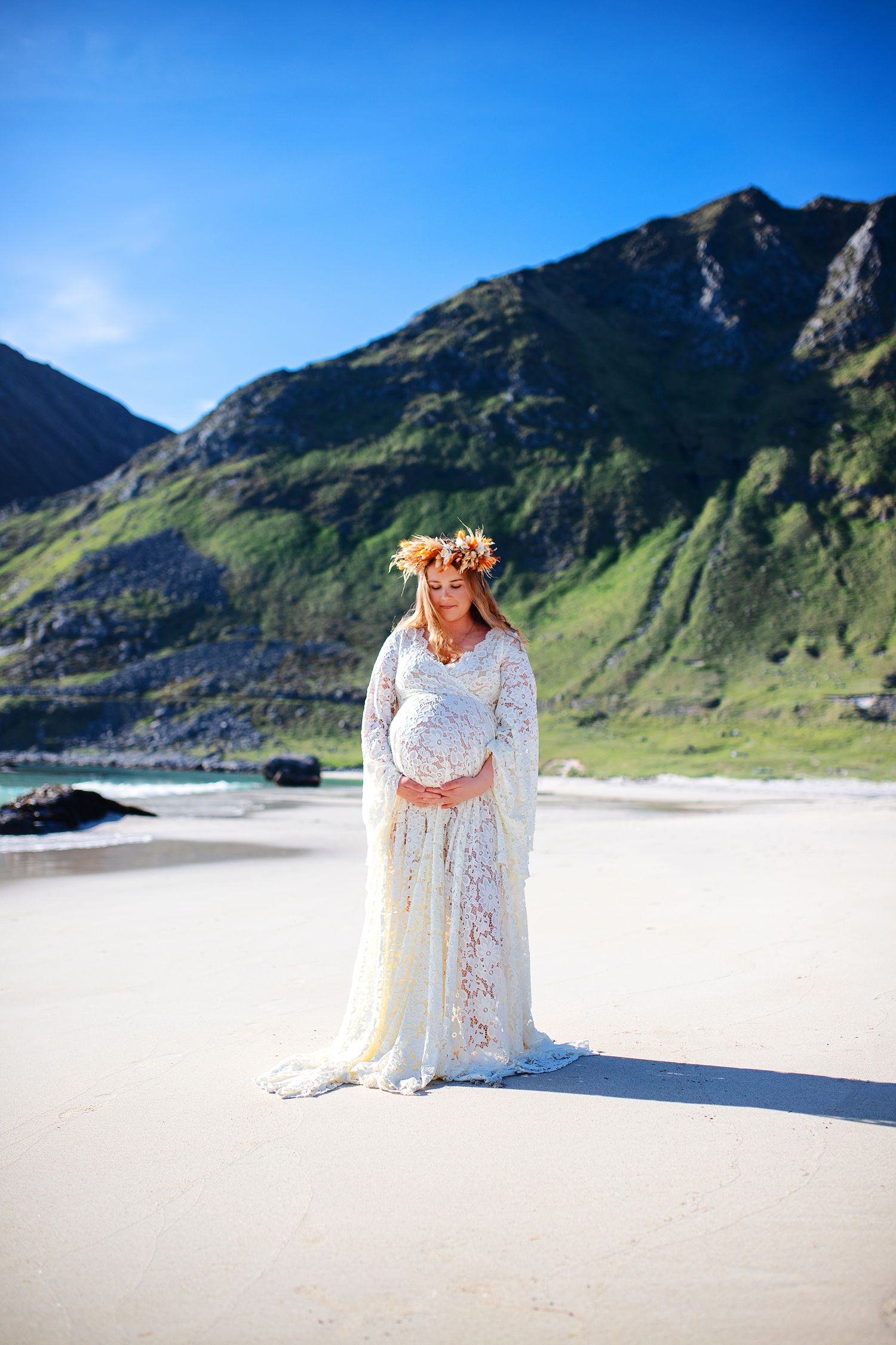 Naturlig utomhusfotografering för mammor. Gravidfotograf Lofoten. Gravidfotograf Härnösand. Gravidfotograf Jämtland. Gravidfotograf