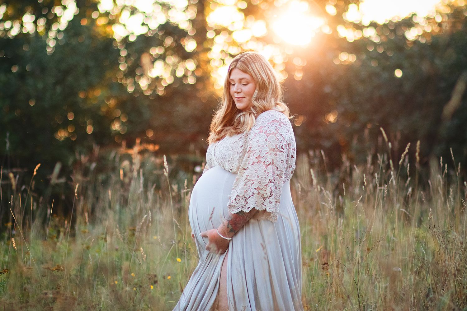 Naturlig utomhusfotografering för mammor. Gravidfotograf Västernorrland. Gravidfotograf Härnösand. Gravidfotograf Jämtland. Gravidfotograf
