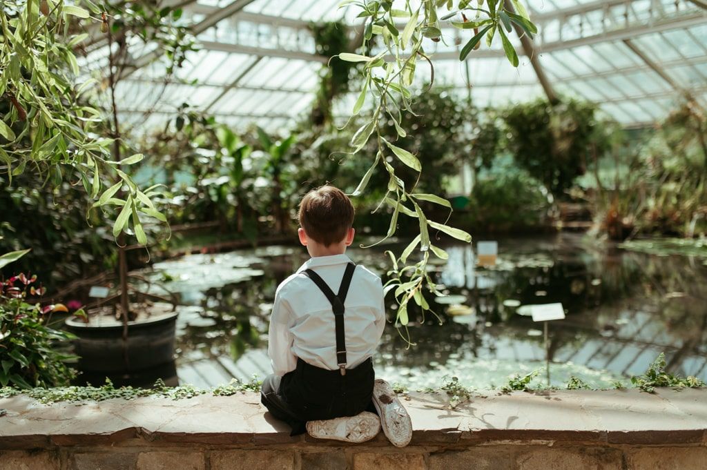 Melissa Stuer Photography Moederschapsfotograaf Moerbeke Oost-Vlaanderen
kinderfotografie eerste communie jongen plantentuin meise vijver