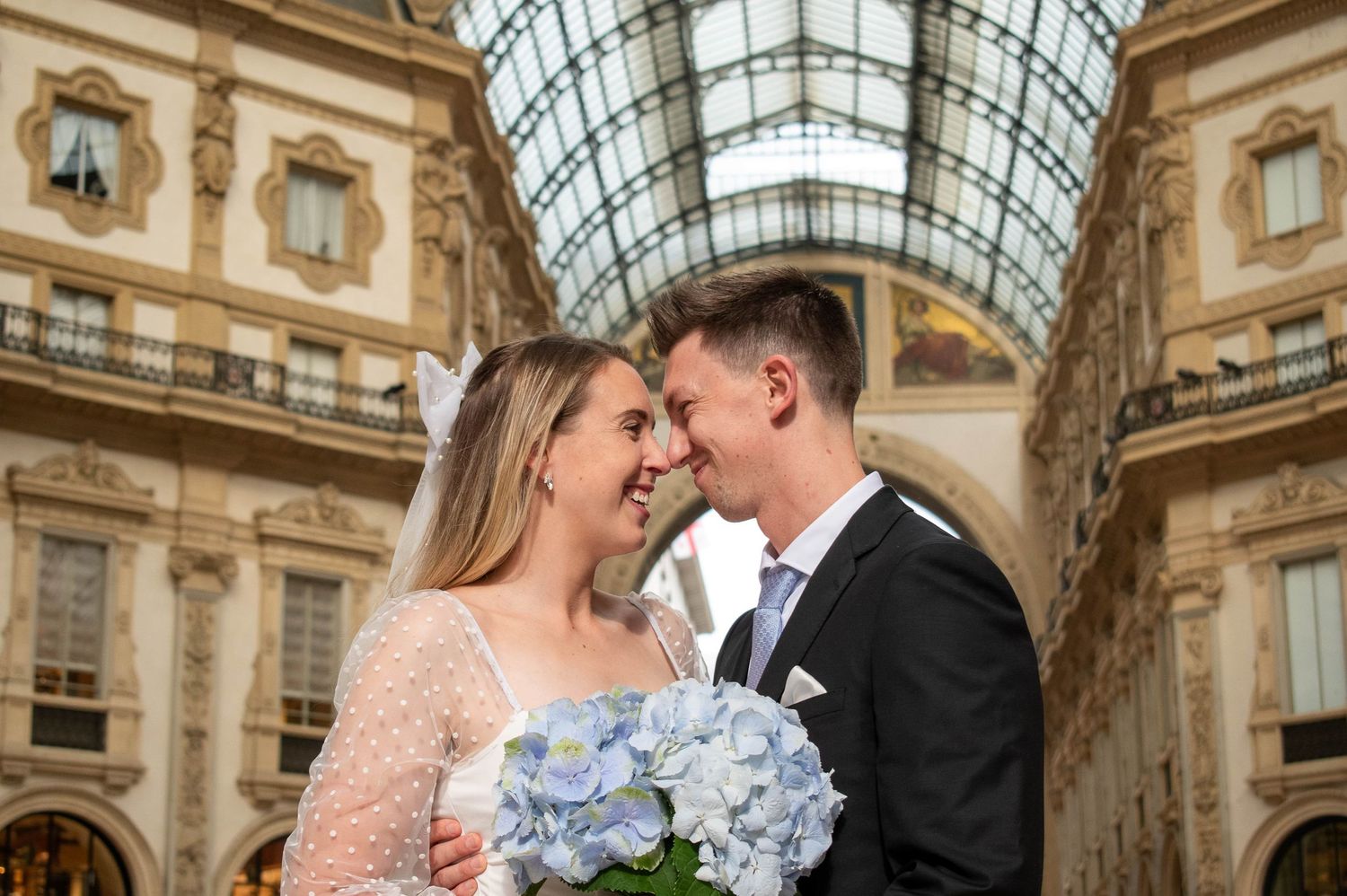 Fotografia di coppia emotiva e intima a Milano. Trasformate la vostra storia d'amore in un capolavoro visivo con paesaggi urbani mozzafiato.