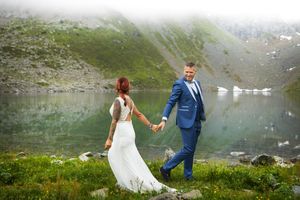 Couple de mariés en montagne avec le lac de Crop en fond