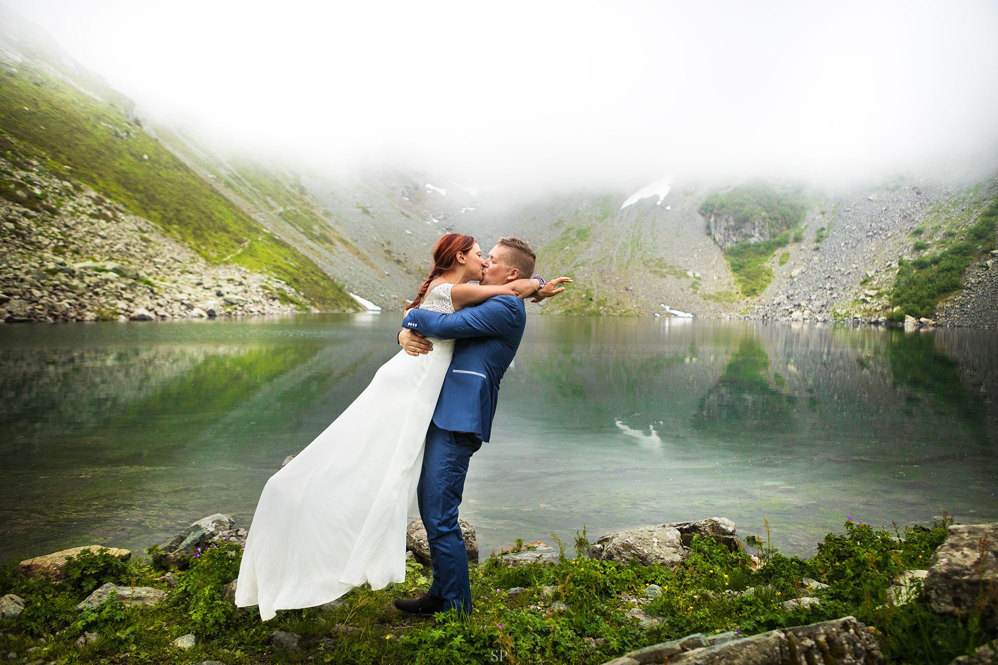 Couple de mariés en montagne avec le lac de Crop en fond