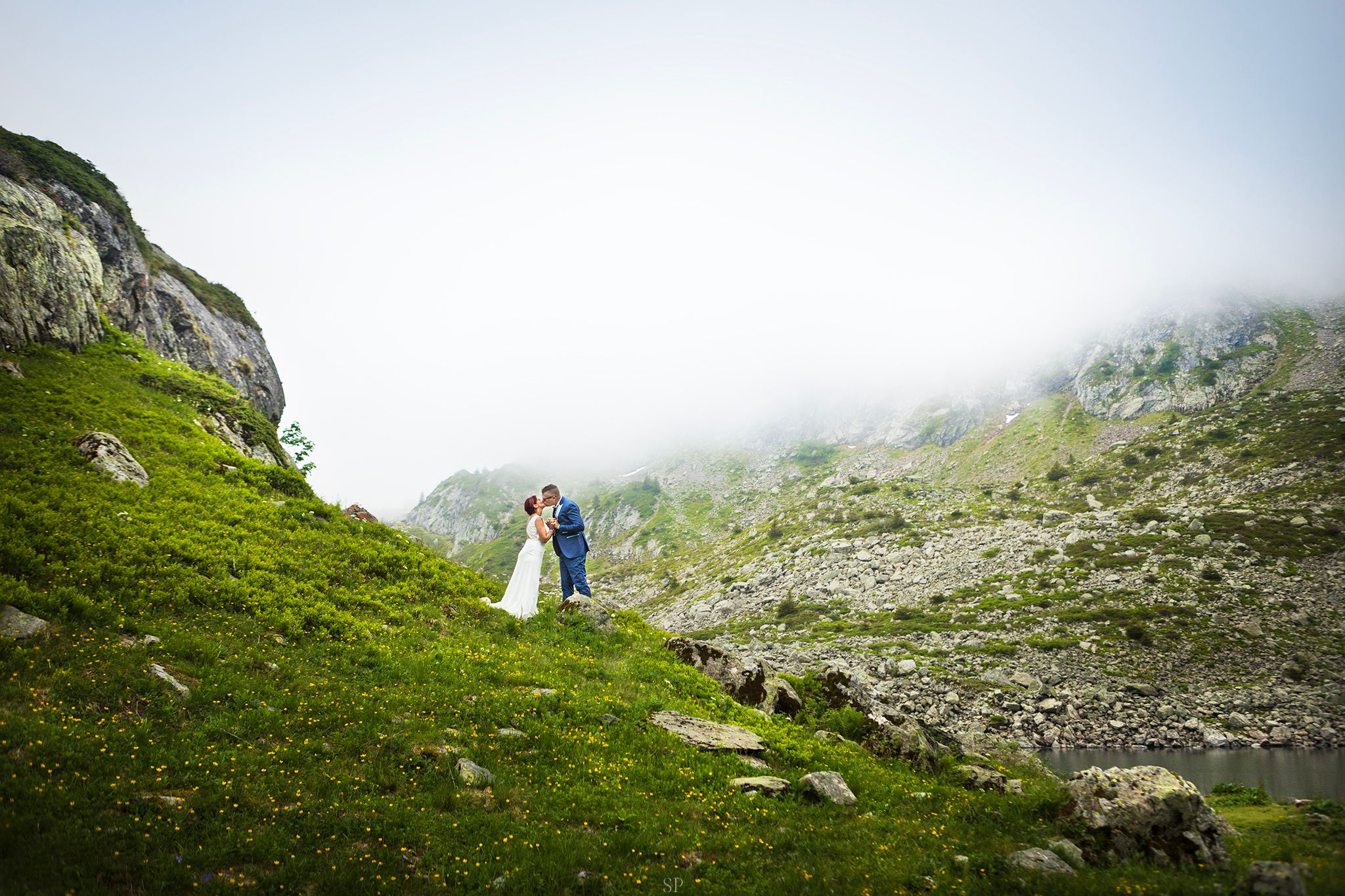 Couple de mariés en montagne