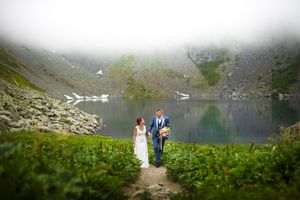 Couple de mariés en montagne avec le lac de Crop en fond