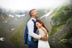 Couple de mariés en montagne avec le lac de Crop en fond