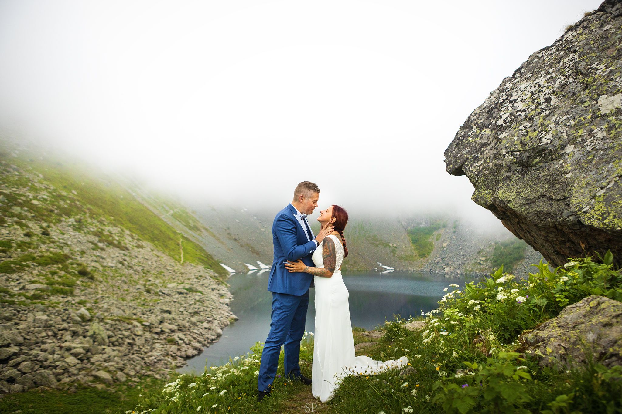 Couple de mariés en montagne avec le lac de Crop en fond