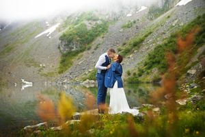 Couple de mariés en montagne avec le lac de Crop en fond