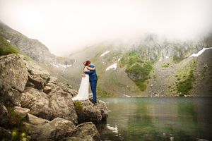 Couple de mariés en montagne avec le lac de Crop en fond