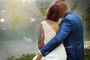 Couple de mariés en montagne avec le lac de Crop en fond