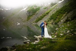 Couple de mariés en montagne avec le lac de Crop en fond