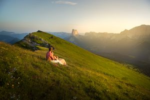 Couple en montagne avec le mont Aiguille en fond
