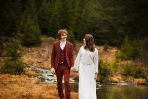 Couple de mariés en forêt