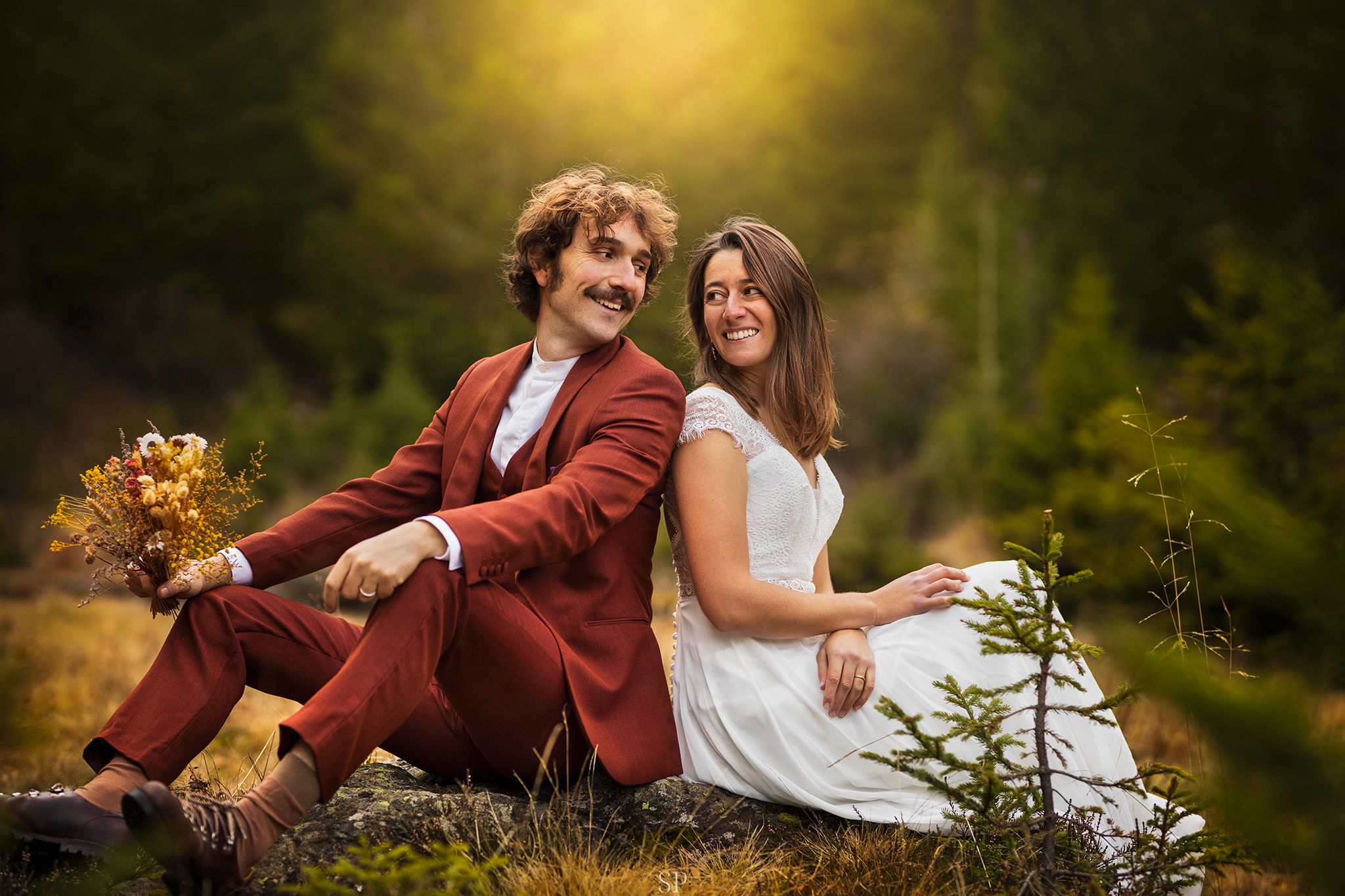 Couple de mariés en forêt