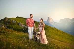 Couple en montagne avec le mont Aiguille en fond