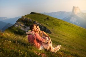 Couple en montagne avec le mont Aiguille en fond