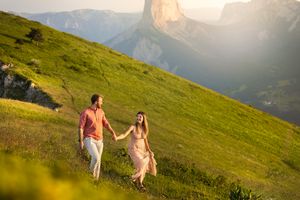 Couple en montagne avec le mont Aiguille en fond