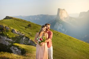 Couple en montagne avec le mont Aiguille en fond
