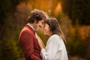 Couple de mariés en forêt